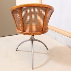 稀少なCassina ixc.(カッシーナ イクスシー)のYOUNG LADY(ヤングレディ)シリーズ スウィベルチェア。ラタンとアルミフレームを組み合わせたイタリアモダンなダイニングチェア♪
