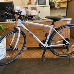 【CHEVROLET 前後タイヤ・チューブ新品！】アルミフレーム　6段変速　700×28cクロスバイク　ホワイト