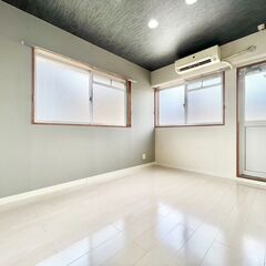 白い床が輝くおしゃれ部屋に💖あなたはこのお部屋をどう使う？🌟🌟