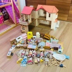 シルバニアファミリーお家、家具、人形、洋服とドールハウス