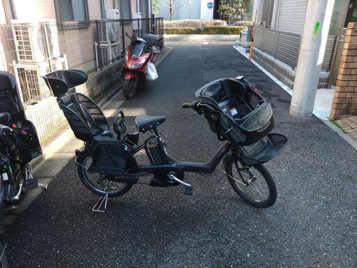 d27土日もお子様と土足のまま、いろいろなタイプの電動自転車のご試乗可能です。  ️２０インチ、チャイルドシート、２人乗り、３人乗り、１人乗り電動自転車  電動自転車・リサイクル専門店　　ご試乗をしてから、ご購入できます。  １００日間・安心の無料点検・無料交換保証サービス付き  バカ良心的な電動自転車屋　️安心の無料保証、点検サービス付き  後ろチャイルドシートを大きめのかごに変更のオプション無料です。  バッテリーは新品の９０％以上の性能