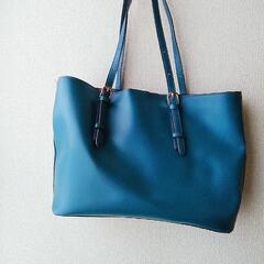 シンプルなブルー色のハンドバッグ