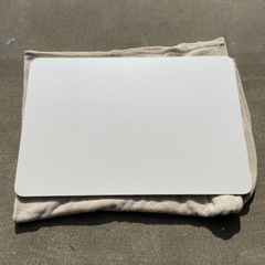 白色の天板テーブル 