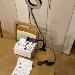 ほぼ未使用 スマホスタンド ライト付き LEDリングライト クリ...