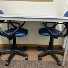 オフィス机と椅子二脚
