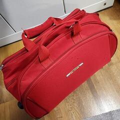ボストン型スーツケース 目立つ赤