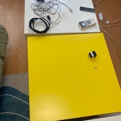 IKEAのテーブル、白と黄色