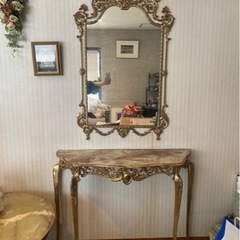 壁掛け鏡とテーブル