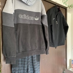 adidasのセットアップにNIKEのジャージ上着です。