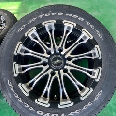 車のパーツ タイヤ、ホイール　ハイエース
