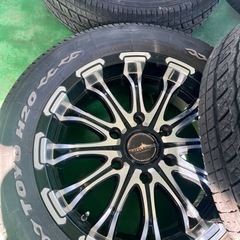 車のパーツ タイヤ、ホイール　ハイエース
