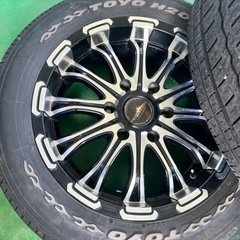 車のパーツ タイヤ、ホイール　ハイエース
