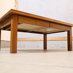 無印良品(MUJI)のウォールナット無垢材 ローテーブルです。落ち着いた