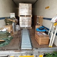 大型トラックのアルミコンテナ倉庫