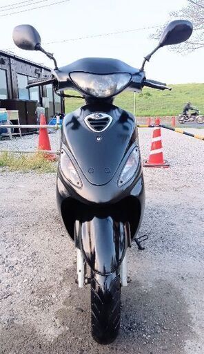 非常に良いエンジン。Kymco sooner 50S です。バッテリーは新品です。キャブレターのオーバーホールが完了しました。非常に速いバイクです。サイドスタンド付き。走行距離 13887 キロ。