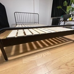 家具 ベッドフレーム セミダブルベッド マットレス付き　【取引中
】