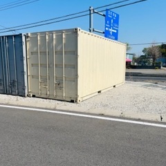 コンテナ。　片方アルミ　鉄の方は遮熱塗料塗布済み コンテナ。 片方アルミ 鉄の方は遮熱塗料塗布済み