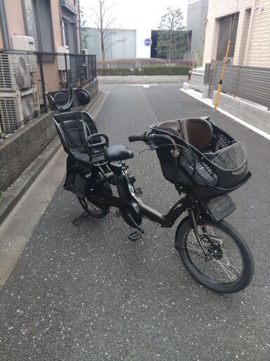ｂ15土日もお子様と土足のままご試乗可能です。バカ親切な電動自転車屋  ️２０インチ、チャイルドシート、２人乗り、３人乗り、１人乗り電動自転車    安心保障の３カ月・無料交換保証、１００日間・点検無料サービス付き  オプション無料。後ろチャイルドシートをかごに変更して１人乗りに変更も可能です。  １回の充電で３０ｋｍ以上の走行が可能です。山手線を半周くらいの距離を走れます。  バッテリーは、新品の９０％以上の性能を保持していて、コンディション良好です。  ２０インチ、