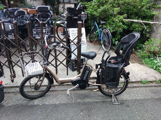 ｂ28土日もお子様と土足のまま、いろいろなタイプのご試乗が可能です。  バカ良心的な中古電動自転車屋です。ブリヂストン、ヤマハ共同生産モデル。  ️２０インチ、チャイルドシート、３人乗り、２人乗り、１人乗り、電動自転車  安心保障の３カ月・無料交換保証、無料１００日間・点検サービス付き  バッテリーは、新品の９０％以上の性能を保持していて、コンディション良好です。  １回の充電で３０ｋｍ以上の走行が可能です。山手線を半周するくらい走行可能です。  ️オプション無料。後ろ