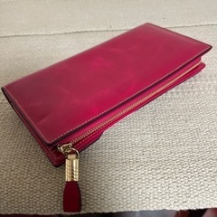 派手なピンク系統色の財布