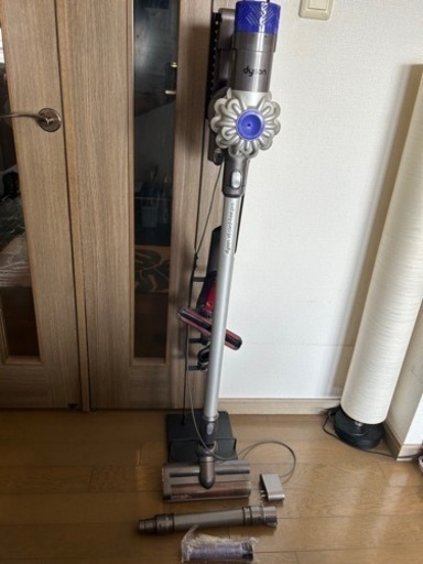 【お話し中】穴あけ不要スタンド付き！ダイソン　コードレス掃除機　v6