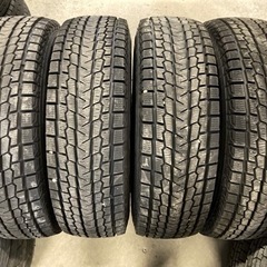 ほぼ新品に近い YOKOHAMA 215/80R15 4本 冬タ...