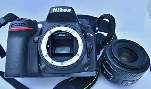 ○レンズ付き 一眼レフ(^^♪○ニコン D7100/35mm 単焦点レンズ 中古