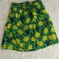 レモン柄のスカート