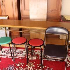 会議テーブル×2、丸椅子×3、スチール椅子×1