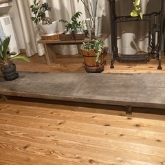 古い木味厚い一枚板の作業台　　ガーデニング花置台　商品陳列ステージ 