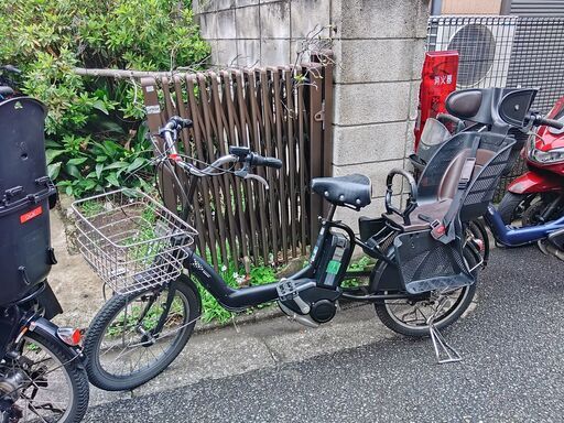 ｂ43️電動自転車、３人乗り、２人乗り、１人乗り、２６，２０インチ、各種あります。  安心の無料保証；点検サービス付きバカ良心的な中古電動自転車屋です。  土日もお子様と土足のまま、いろいろなタイプのご試乗が可能です。  バッテリーは、新品の９０％以上の性能を保持していて、コンディション良好です。  １回の充電で３０ｋｍ以上の走行が可能です。山手線を半周するくらい走行可能です。  ️オプション無料。後ろチャイルドシートをかごに変更して１人乗りに変更も可能です。  ２０インチ