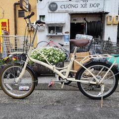 折りたたみ自転車　２０インチ　６変速　カゴ  自動ライト　...