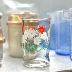 レトロな花柄のグラス