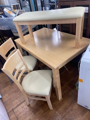 リサイクルショップどりーむ鹿大前店　No9387 ダイニングテーブルセット　テーブル　イス二脚　ベンチ椅子一脚　4人用　シンプルで合わせやすい♪