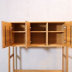 MOMO natural(モモナチュラル)のUNITのカップボードです。ナチュラルなオーク材の食器棚はキッチンを明るく優しい印象に！炊飯器、レンジなど台所の収納力も抜群のダイニングボードです。