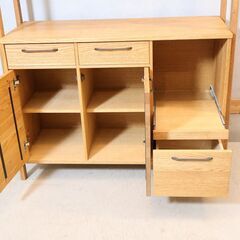 MOMO natural(モモナチュラル)のUNITのカップボードです。ナチュラルなオーク材の食器棚はキッチンを明るく優しい印象に！炊飯器、レンジなど台所の収納力も抜群のダイニングボードです。