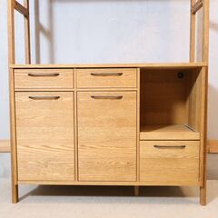 MOMO natural(モモナチュラル)のUNITのカップボードです。ナチュラルなオーク材の食器棚はキッチンを明るく優しい印象に！炊飯器、レンジなど台所の収納力も抜群のダイニングボードです。