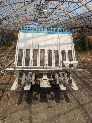 メーカー クボタの余剰 植えの田植え機セルモーターはついていません 手動式です