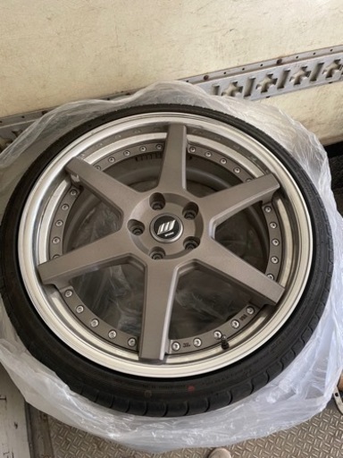 車のパーツ タイヤ、ホイール