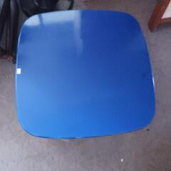青いテーブル