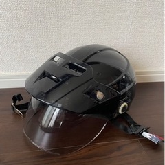 ヤールーヘルメット黒　ツバ　バイザー付き