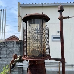 アンティークなガソリン給油器