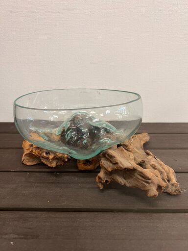 ガラスの器と流木のオブジェ①