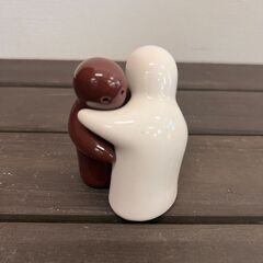 抱き合う人のオブジェ