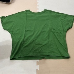 ユニクロ グリーンTシャツ