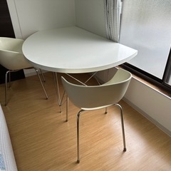 テーブルと椅子2脚