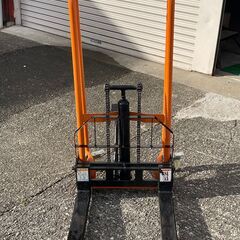 良品中古：ハンドフォークリフト（200kgまでの荷物を、手動で持ち上げできる）
