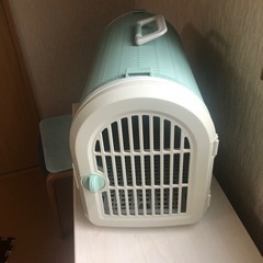 小型犬や猫用のキャリーボックス/ペット用カゴ