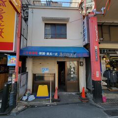 瓢箪山駅徒歩２分！商店街を出てすぐ！路面店舗３階建　視認性◎です。
