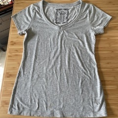 dazzlinグレーのTシャツ